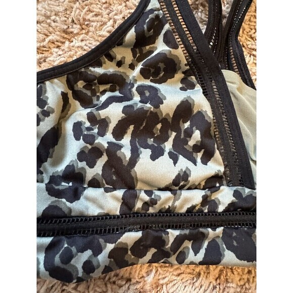 Victorias Secret Womens Sports Bra Size Medium Green Camo Gym Workout Running - Picture 2 of 6